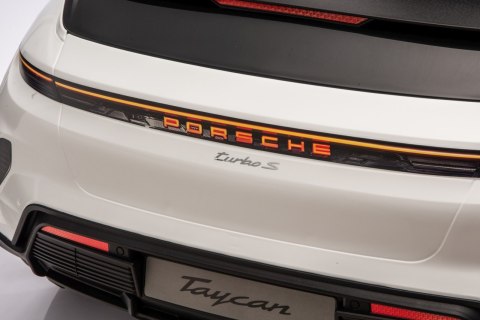 Pojazd Porsche Taycan Turbo S Biały
