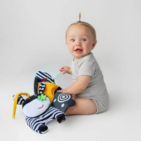 Sensoryczna książeczka do łóżeczka Krówka 0+ Mom's Care