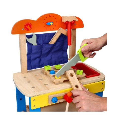 Drewniany warsztat z narzędziami