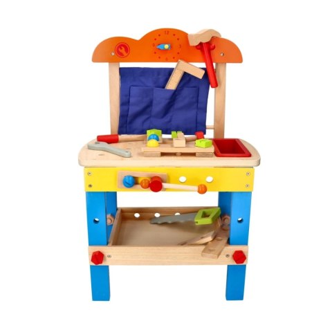 Drewniany warsztat z narzędziami