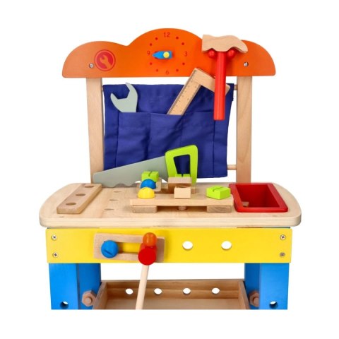 Drewniany warsztat z narzędziami