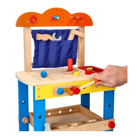 Drewniany warsztat z narzędziami