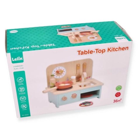 Mała drewniana kuchnia z akcesoriami