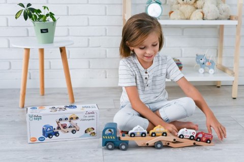 Drewniana laweta z pojazdami