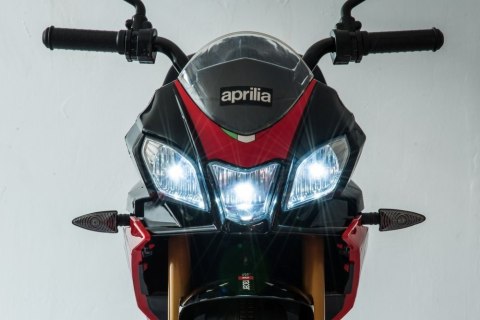 Motor Na Akumulator Aprilia Tuono V4 Czerwony Motor Na Akumulator Aprilia Tuono V4 Czerwony