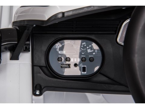 Samochód na akumulator Audi RS Q8 biały Samochód na akumulator Audi RS Q8 biały